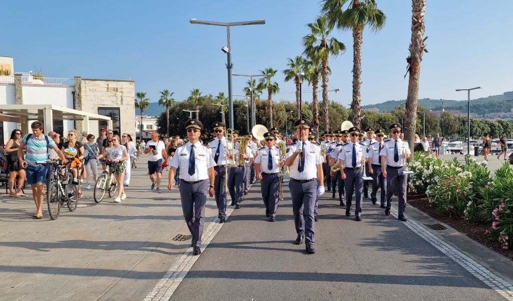 Policijski orkester med korakanjem na ulici