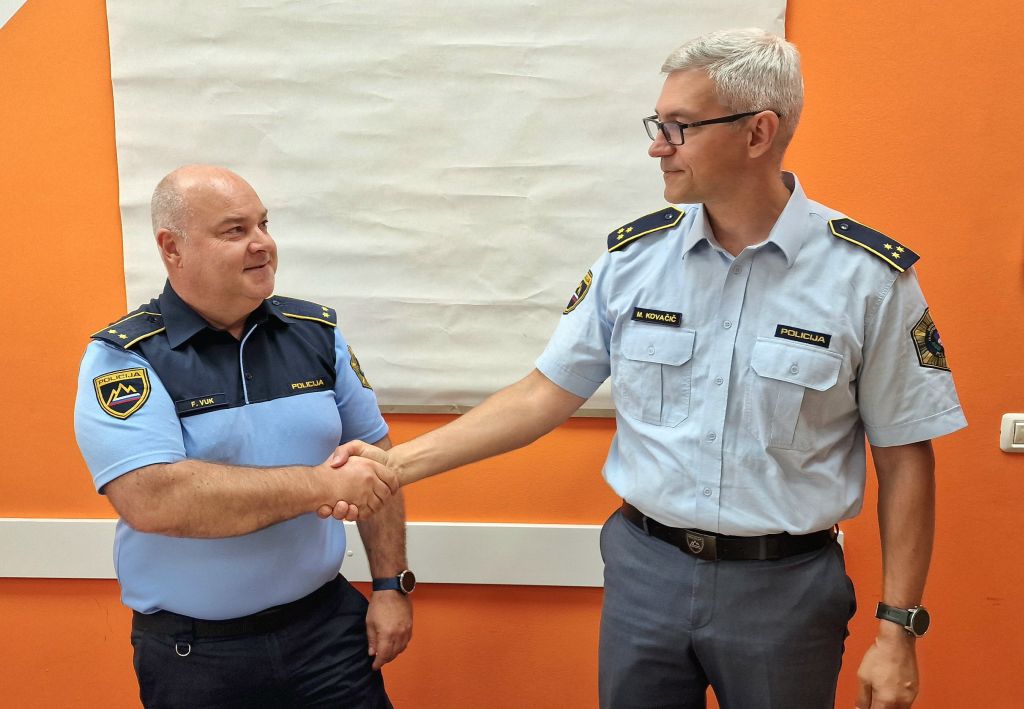 Dosedanji načelnik PPoP Koper Franko Vuk in novi načelnik te postaje Marko Kovačič se rokujeta.