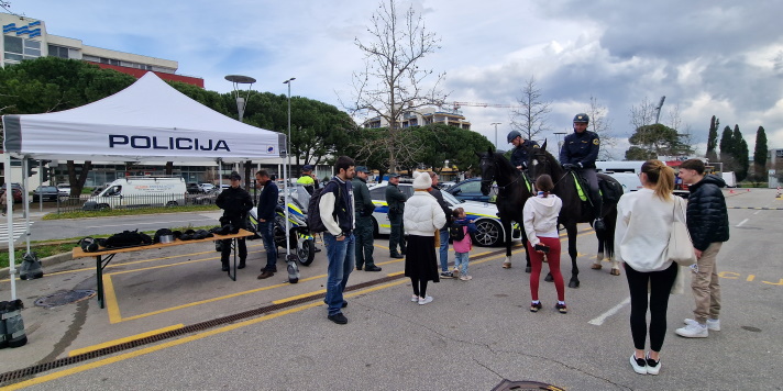 Zunanja stojnica policije, pred njo obiskovalci