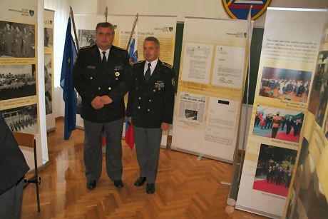slika z razstave ob 60-letnici Policijskega orkestra, Policijska uprava Kranj, 2008