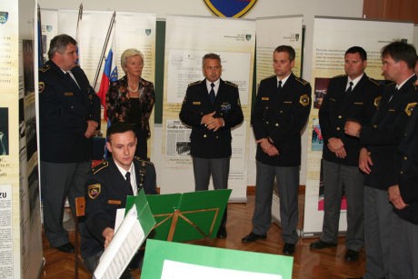 slika z razstave ob 60-letnici Policijskega orkestra in nastopa orkestra, Policijska uprava Kranj, 2008