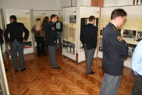 slika z razstave ob 60-letnici Policijskega orkestra, Policijska uprava Kranj, 2008