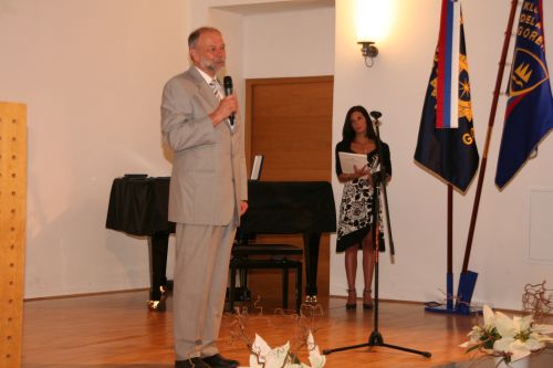 slika župana občine med govorom na slovesnosti, Škofja Loka, 2012