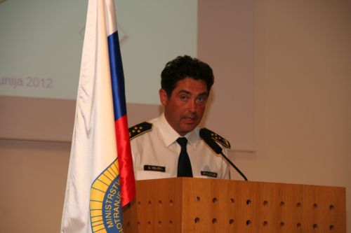 slika direktorja Policijske Uprave Kranj med govorom na slovesnosti, Škofja Loka, 2012