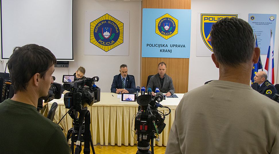 fotografija z novinarske konference