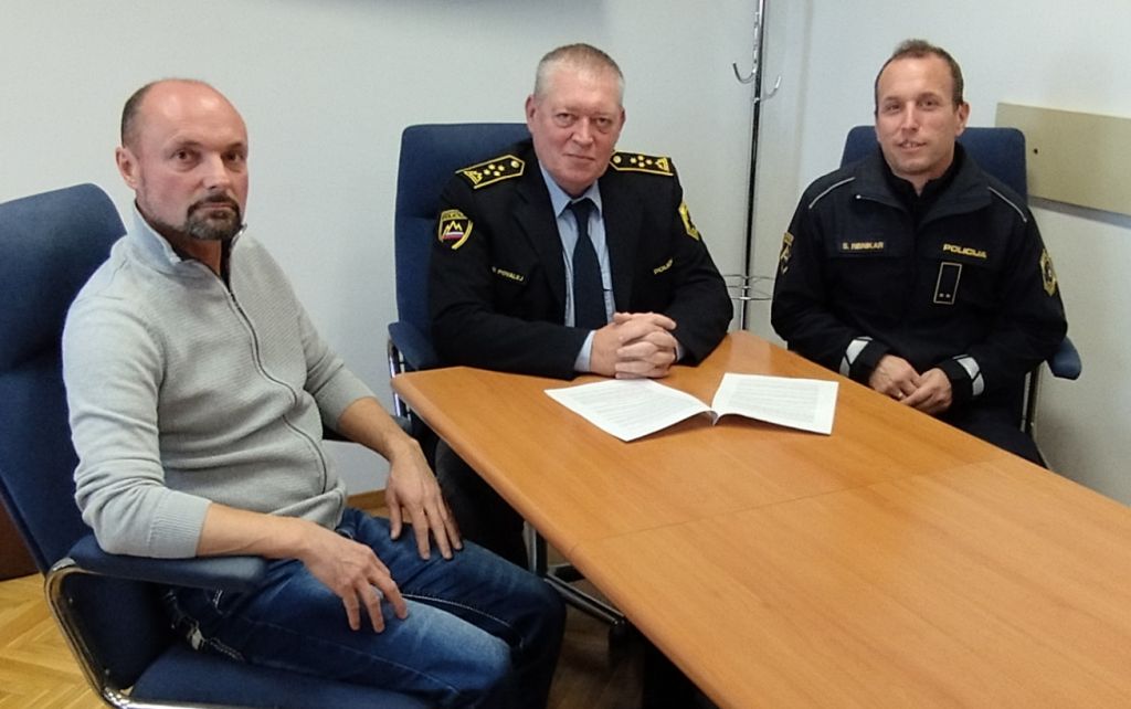 Završnik, Povalej in Ribnikar sedijo za mizo.