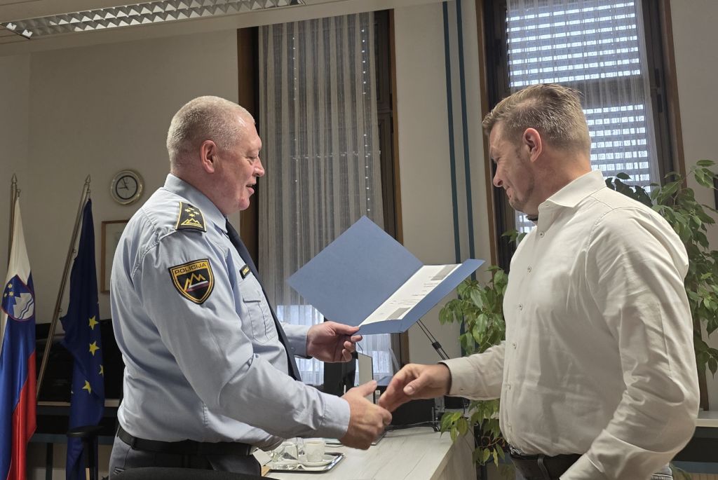 Povalej se rokuje z Donošo in mu predaja spominsko plaketo