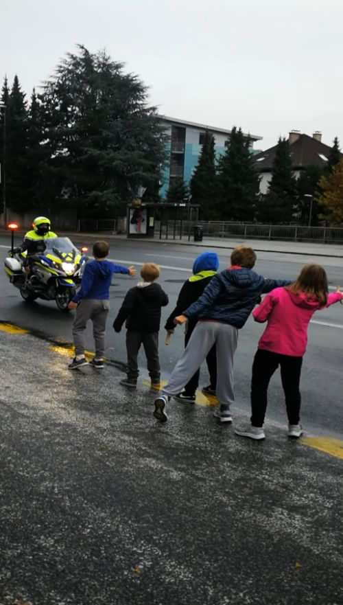 Ljubljanski maraton 2022 policist motorist otroci izrez