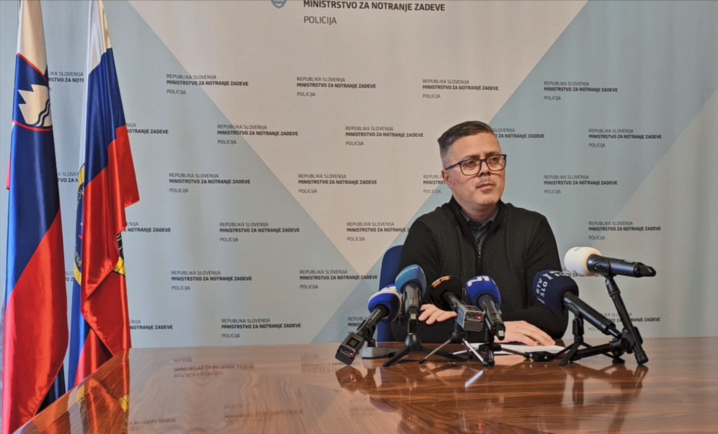 Irfan Beganović iz Sektorja kriminalistične policije PU Ljubljana za mizo podaja izjavo.