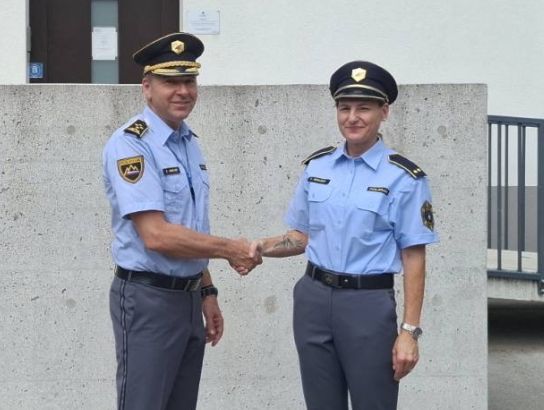 Direktor PU Ljubljana in nova načelnica PP Kamnik se rokujeta