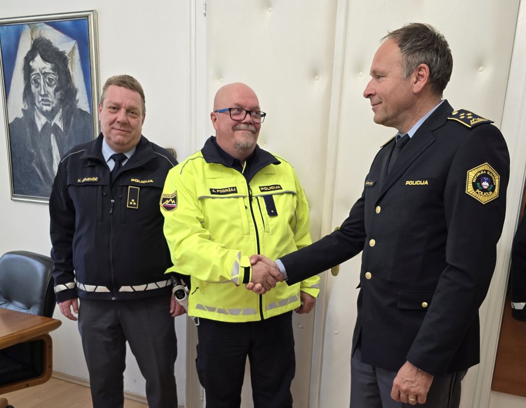 Z leve: Jurjevčič ter Podržaj in Omejec, ki se rokujeta.