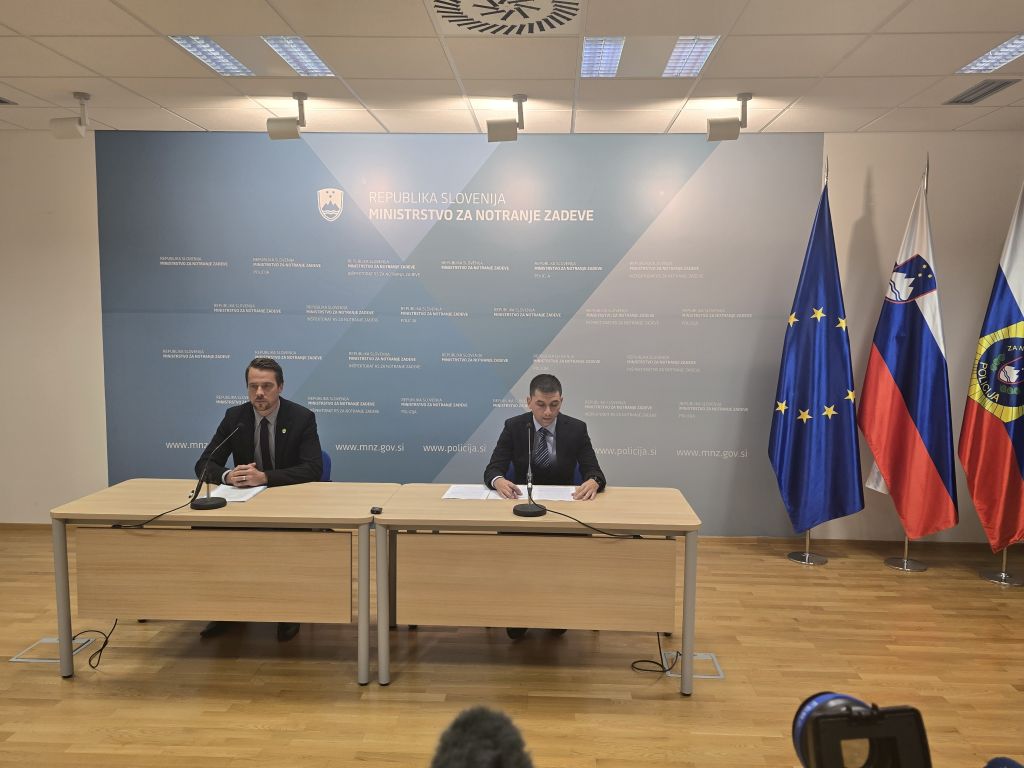 Predstavnika policije na novinarski konferenci