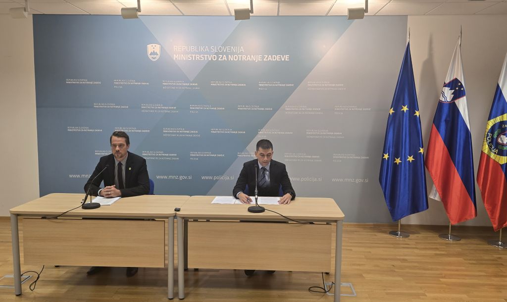 Z leve: Smolej in Bartolme (sedita za mizo in dajeta izjavo na novinarski konferenci)