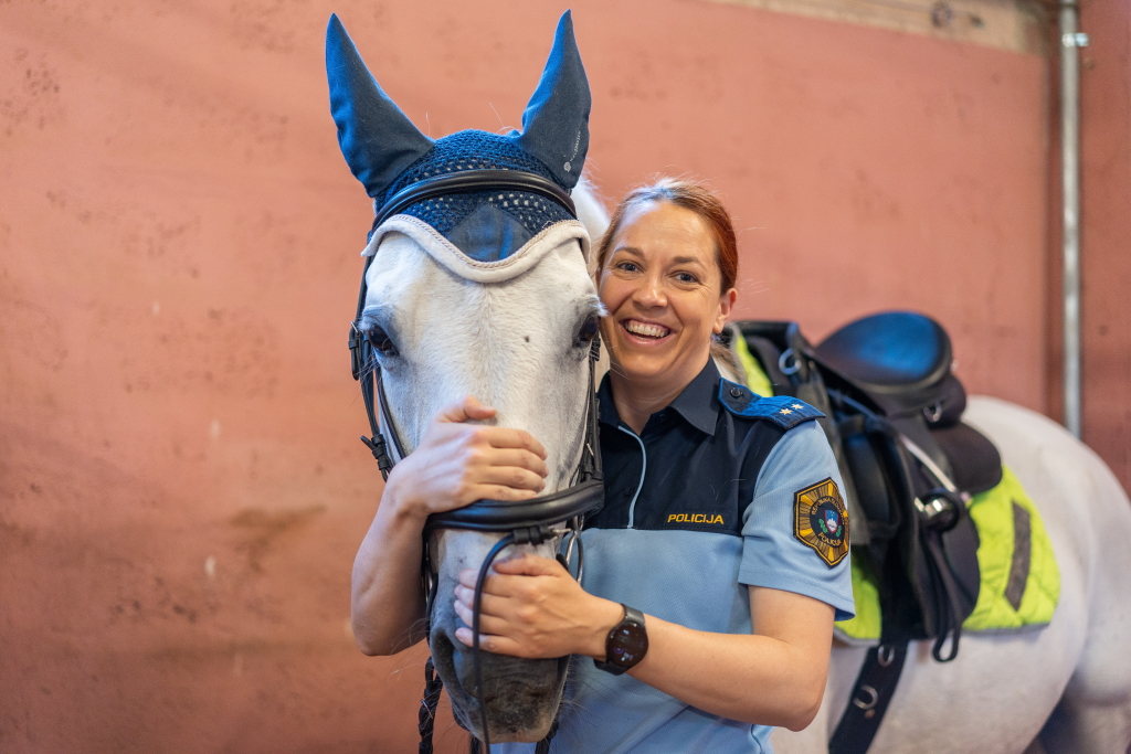 Policistka objema konja
