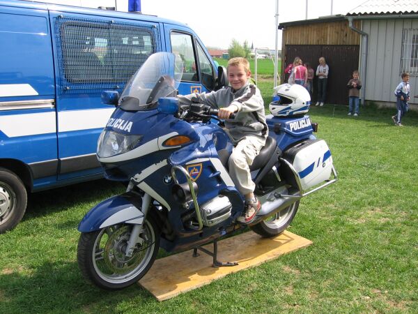 slika učenca na službenem motornem kolesu na predstavitvi policijskega dela, Miklavž na Dravskem polju, 2006