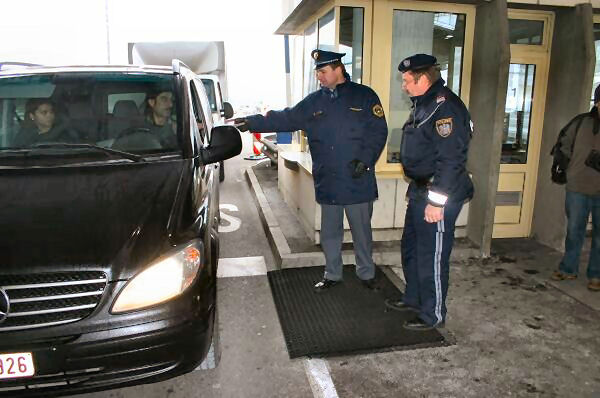 071221-Schengen_Sentilj01