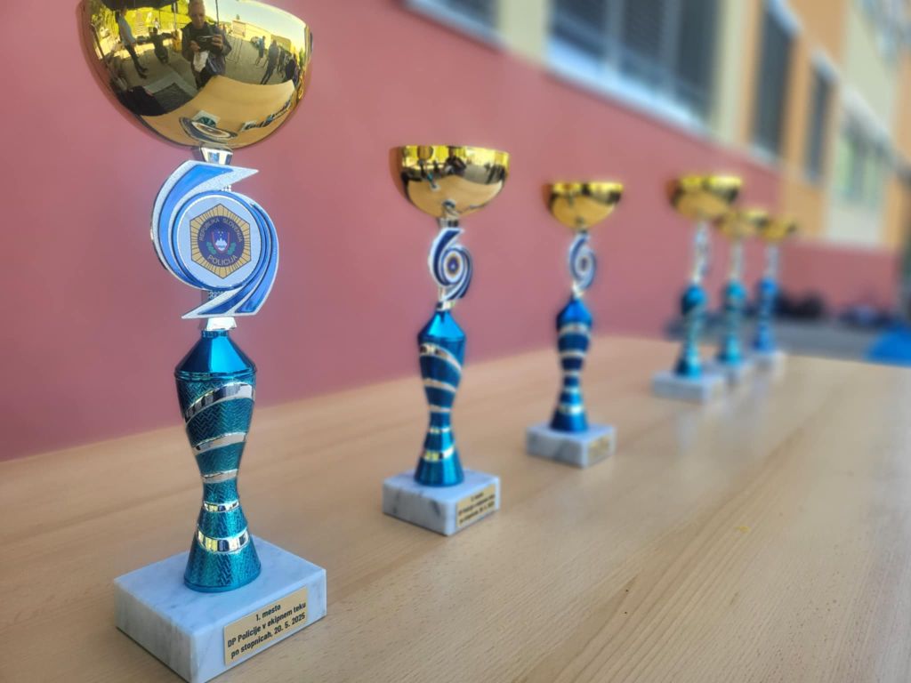 Na mizi razvrščeni pokali čakajo na zmagovalce Štengijade, v ospredju je pokal za 1. mesto.
