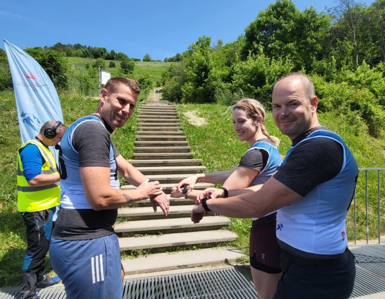 Tričlanska ekipa tekmovalcev se na startu pod stopnicami na Kalvarijo pripravlja na tek.