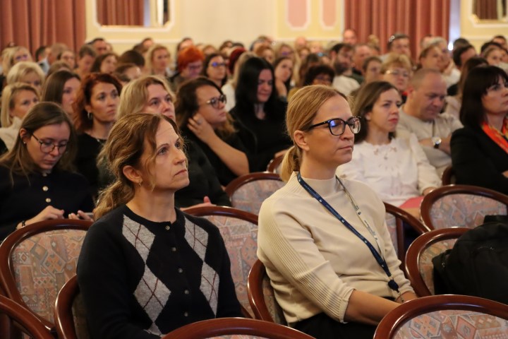 Udeleženci posveta, sedijo v dvorani