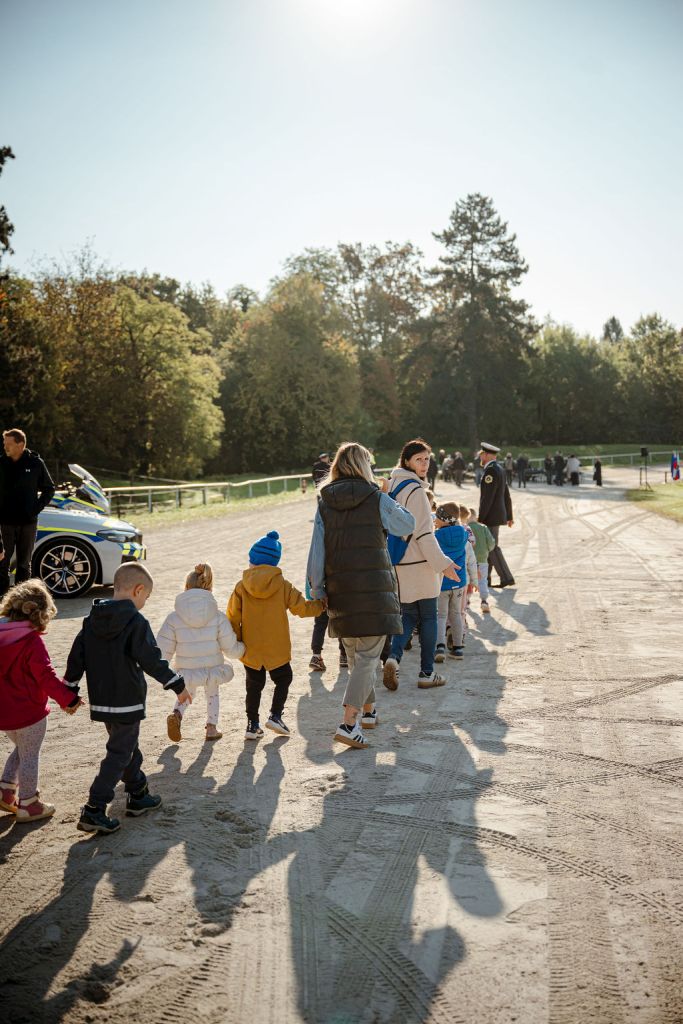 Skupina otrok hodi v spremstvu vzgojiteljice