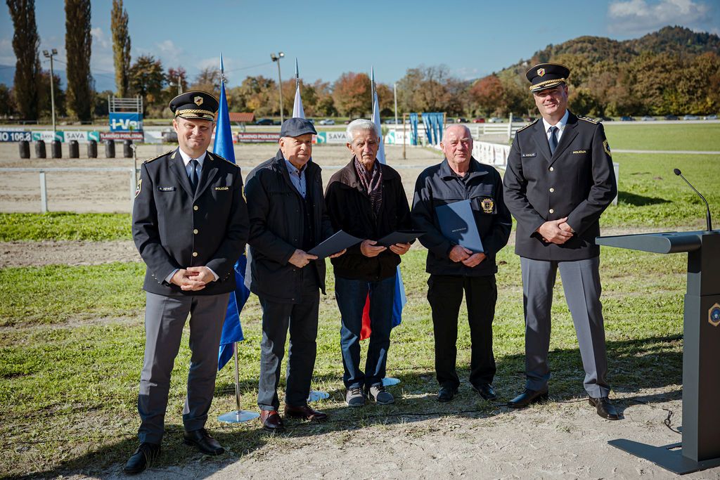 Prejemniki priznanj Bojan Lunežnik, Hinko Frank in Niko Šebart, ob njih sta generalni direktor policije in direktor PU Maribor