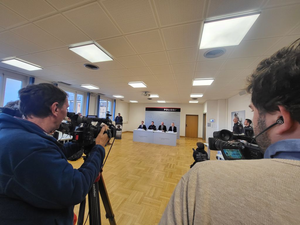 Na skupni novinarski konferenci so štirje govorci in novinarji