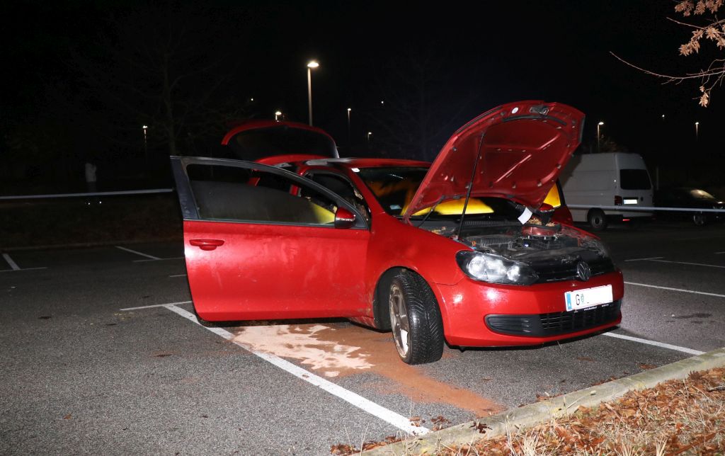 Avto znamke Golf rdeče barve