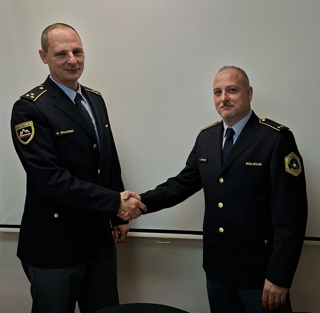 Nekdanji komandirji Grajfoner se rokuje z novim komandirjem Greifonerjem