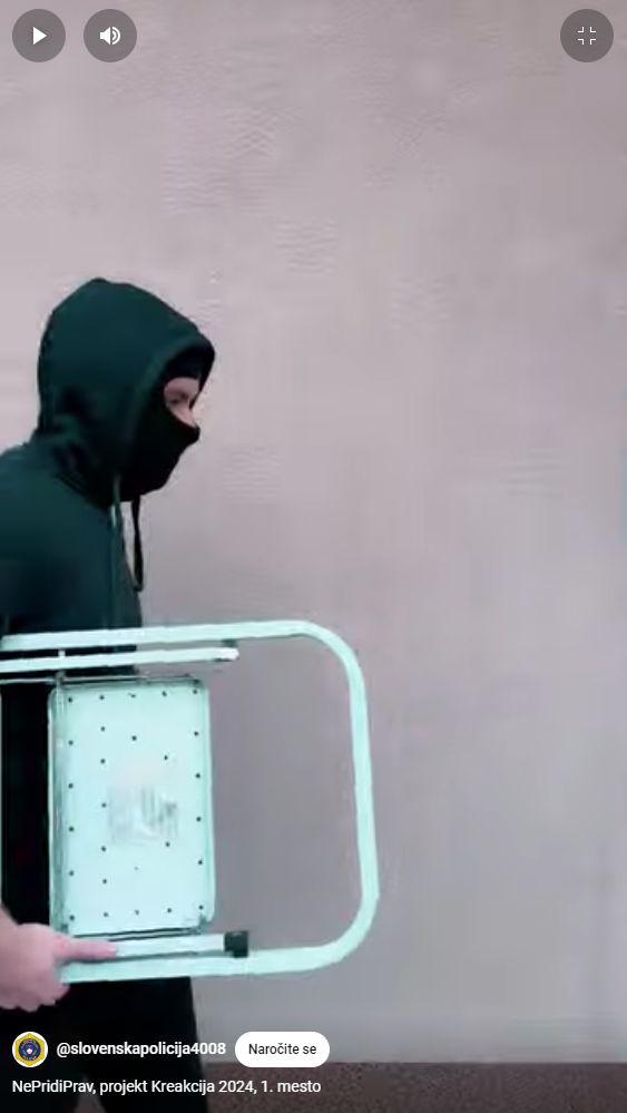 Zajem zaslona iz prvouvrščenega videa NePridiPrav, na sliki je vlomilec med prenašanjem lestve 
