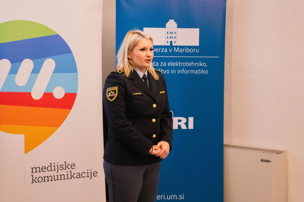 Soavtorica projekta in predstavnica za odnose z javnostmi na mariborski policijski upravi Anita Kovačič med nagovorom