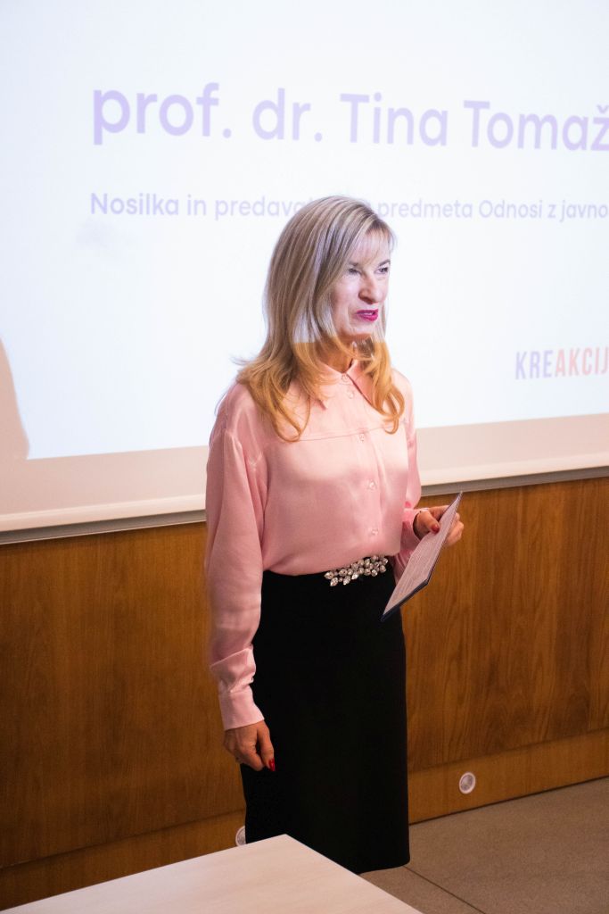 Dr. Tina Tomažič med nagovorom