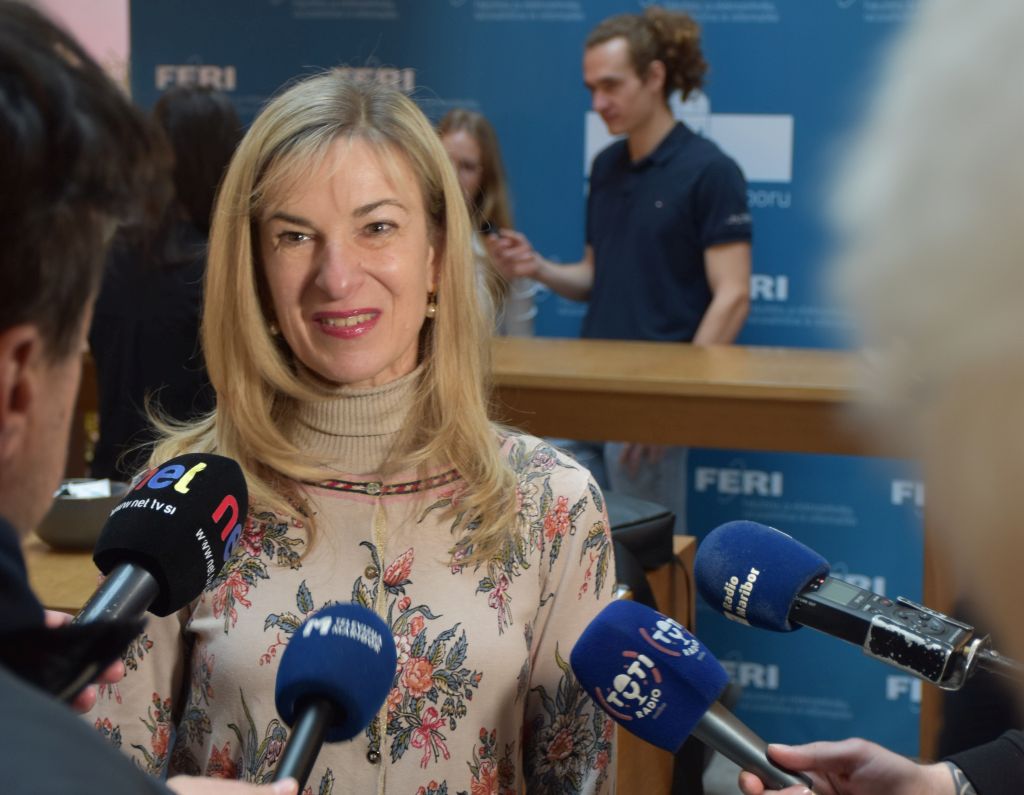 Dr. Tina Tomažič daje izjavo medijem