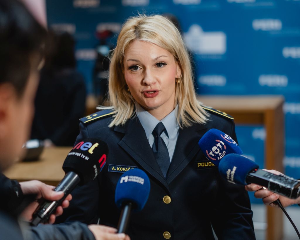 Anita Kovačič daje izjavo medijem.