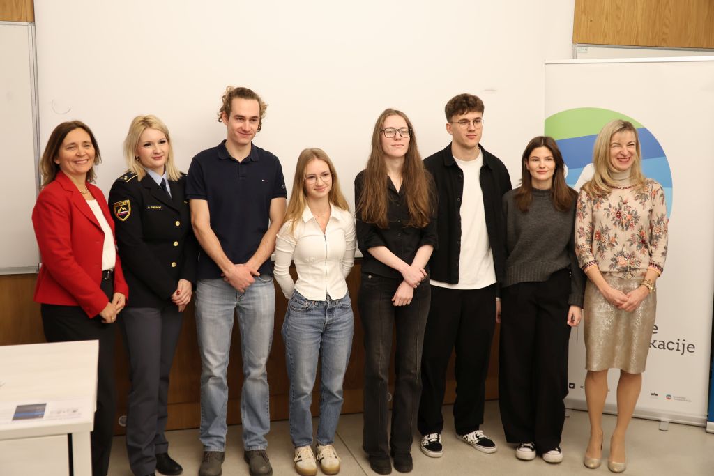Skupinska slika - organizatorji projekta skupaj s prvouvrščenimi študenti