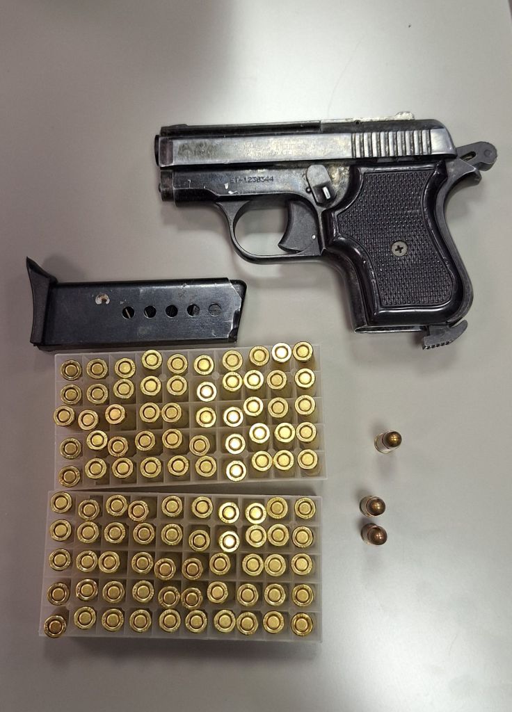Zasežena pištola, nabojnik in škatla z naboji