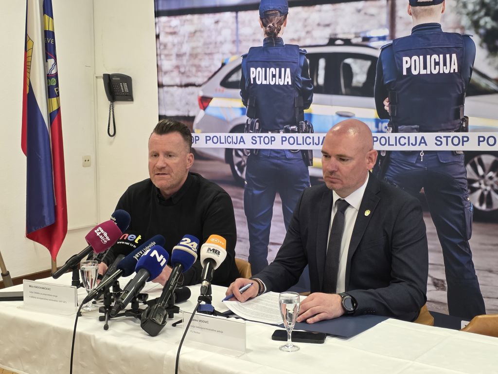 Radovančević in Vidovič sedita pred mikrofoni na novinarski konferenci.