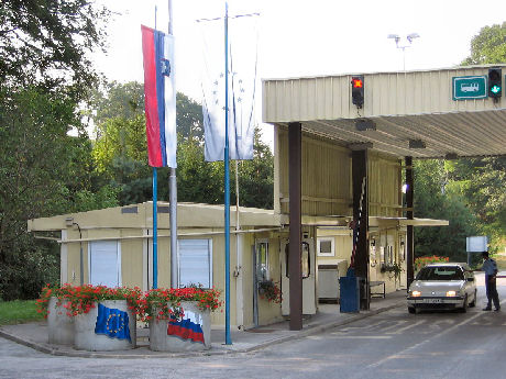 061020-ZastaveNaMeji01
