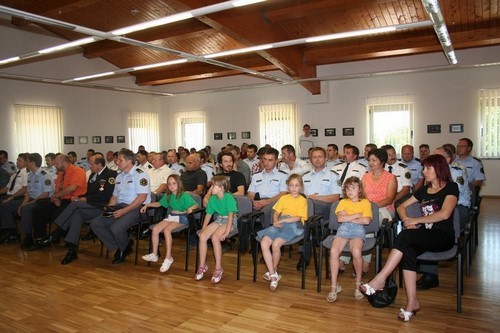 slika udeležencev slovesnosti na Policijski upravi Murska Sobota ob dnevu policije, 2009
