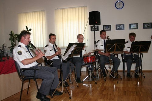 slika z nastopa kvarteta Policijskega orkestra na slovesnosti ob dnevu policije, 2009