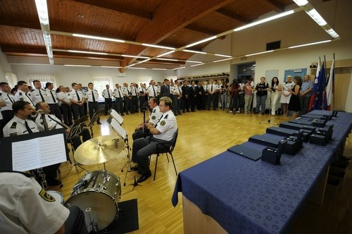 slika z nastopa seksteta Policijskega orkestra in udeleženci na slovesnosti ob dnevu policije, Murska Sobota, 2012