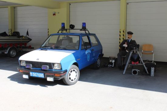 slika miličnika z radarjem iz zgodovine policije
