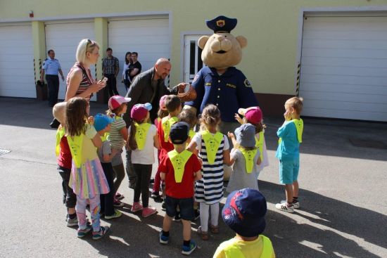 slika maskote policista Leona z otroci
