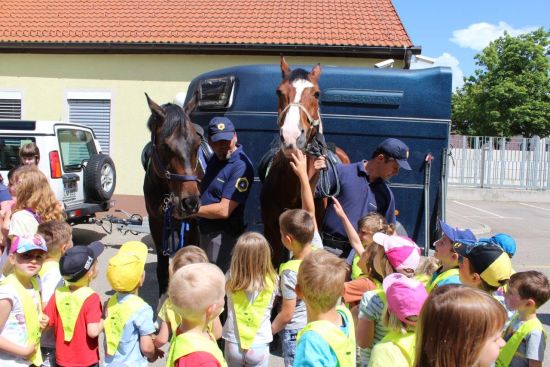slika z predstavitve dveh policistov konjenikov in njunih konj mladim udeležencem