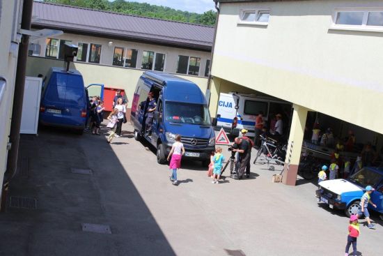slika s prikaza policijske opreme - motornih vozil