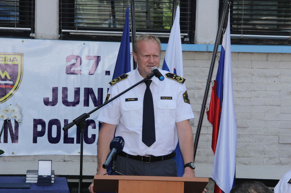 slika generalnega direktorja policije med govorom na slovesnosti
