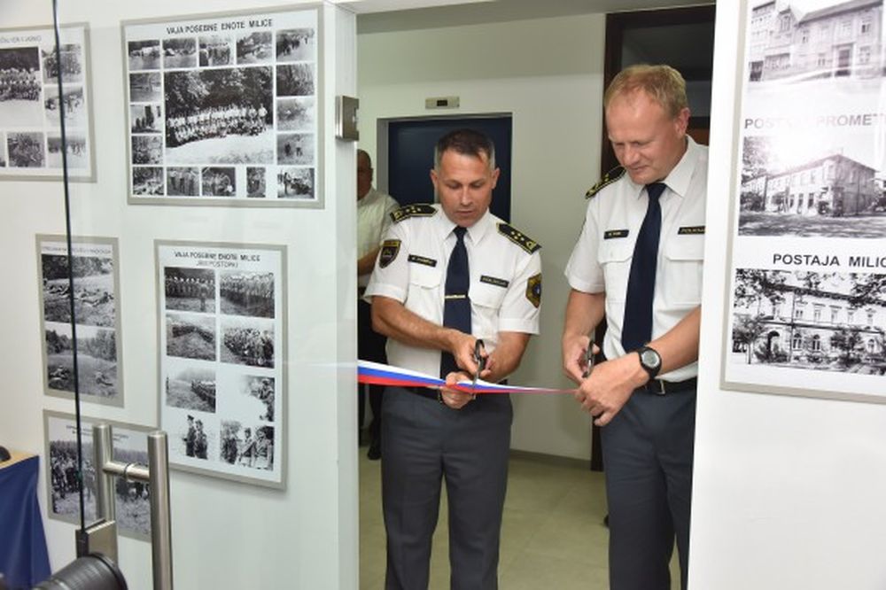 slika rezanja traku na slovesnem odprtju muzejske sobe ob dnevu policije