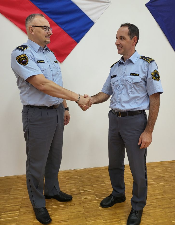 Z leve: Anton Kreslin, novi načelnik PP Lendava in mag. Igor Kavaš, vodja Službe direktorja PU Murska Sobota