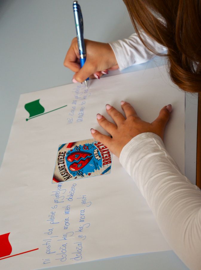 Učenka piše miselni vzorec na temo nasilja v partnerskih zvezah.