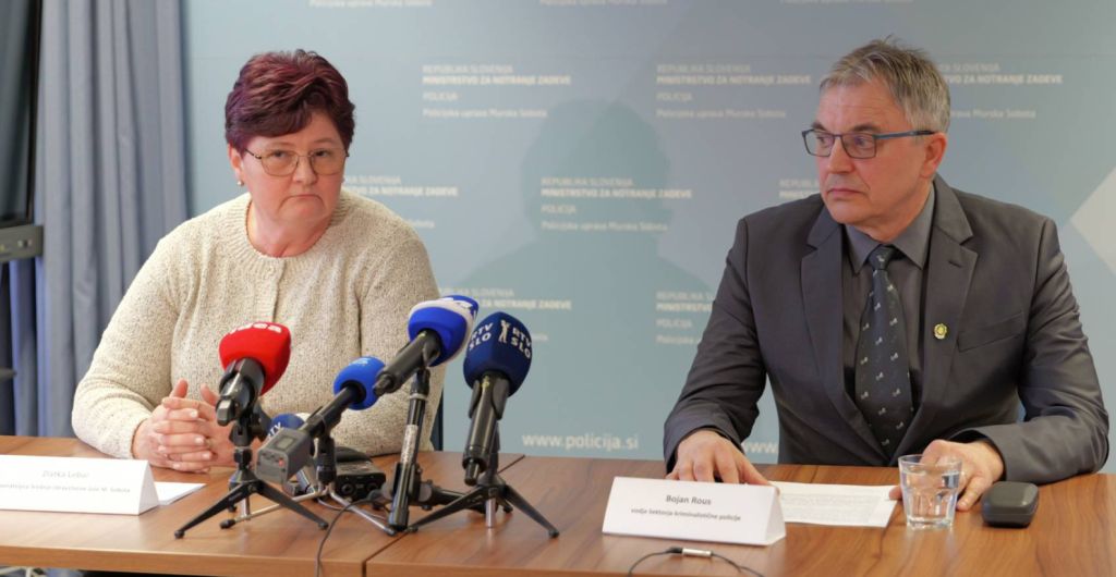 Govorca na novinarski konferenci med izjavo medijem. Z leve: Lebar, Rous