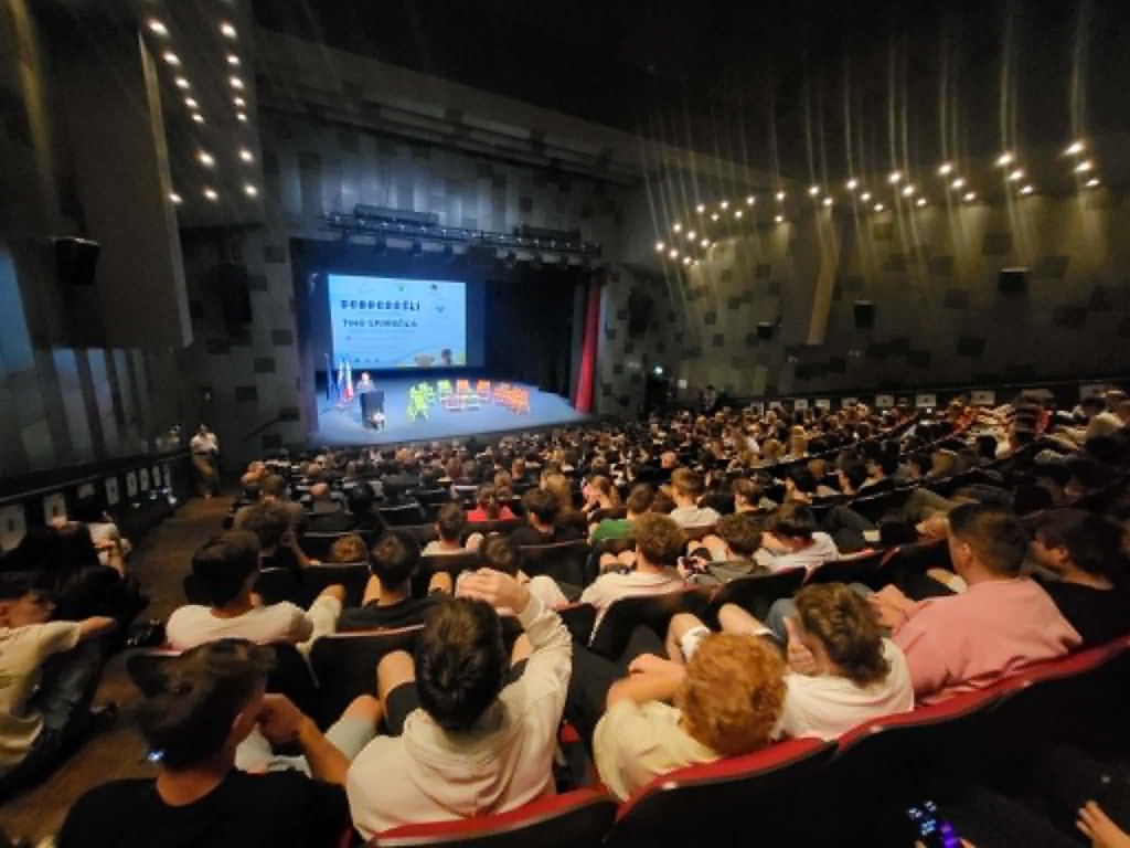 Polna dvorana, pogled na občinstvo, v ozadju oder